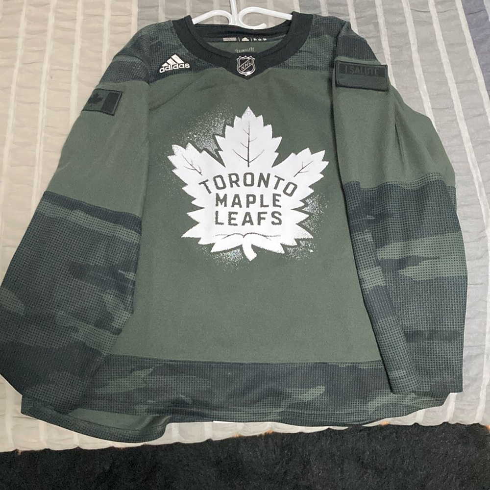 Mens adidasToronto Maple Leafs military jersey size 54 or XL. Asking $100 obo